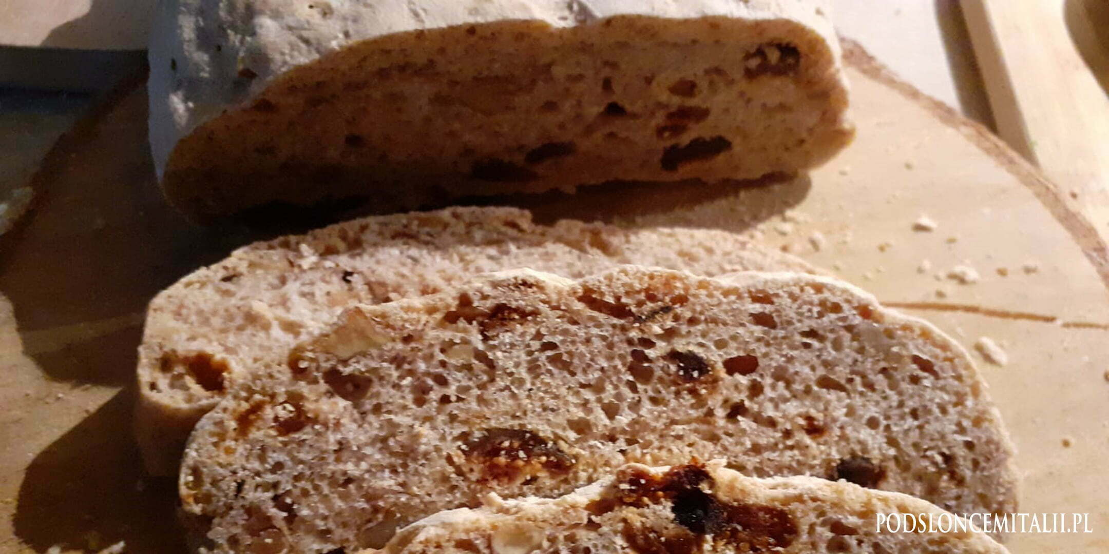 Chlebek z suszonymi figami, rodzynkami i orzechami włoskimi prosto z Doliny Aosty